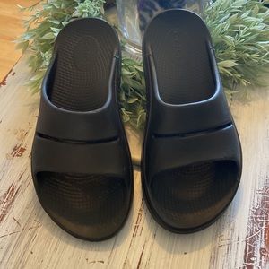 Oofos slides size M5-W7